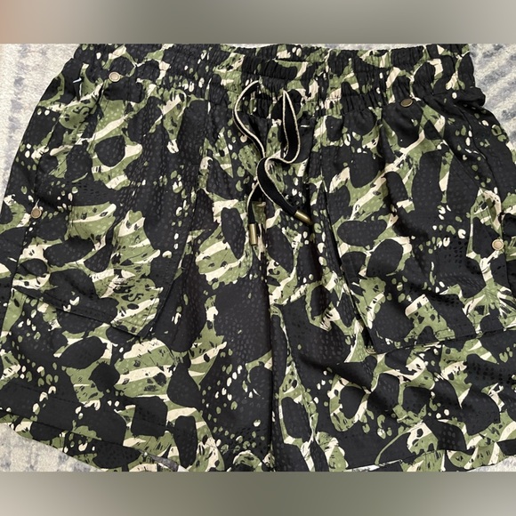 KARL LAGERFELD SHORTS camo snake skin pockets polyester - Picture 1 of 3